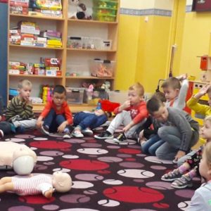 Przedszkolaki uczą się udzielania pierwszej pomocy