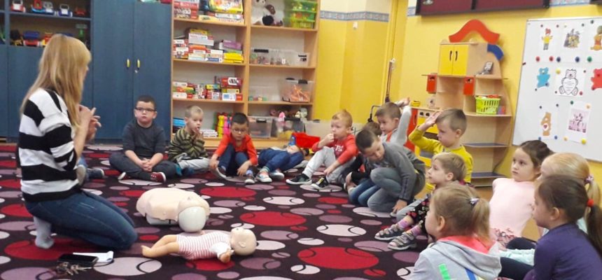 Przedszkolaki uczą się udzielania pierwszej pomocy